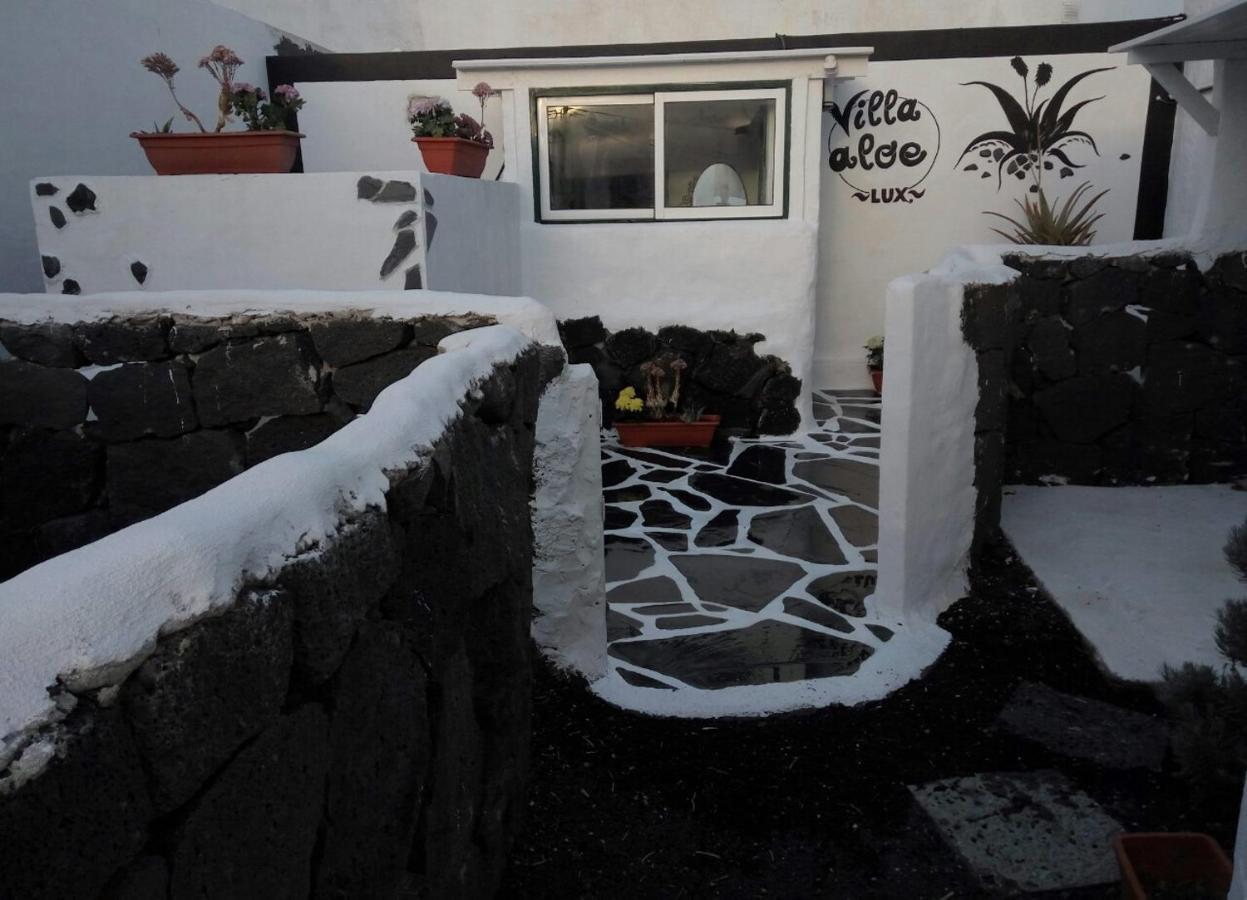 Aloelux Villa !! - Private Villa With Pool , Jacuzzi, Cinema, Massage ,Wonderful View, Art Desing Villa Tias Bagian luar foto