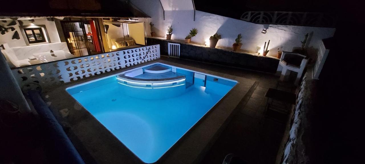 Aloelux Villa !! - Private Villa With Pool , Jacuzzi, Cinema, Massage ,Wonderful View, Art Desing Villa Tias Bagian luar foto